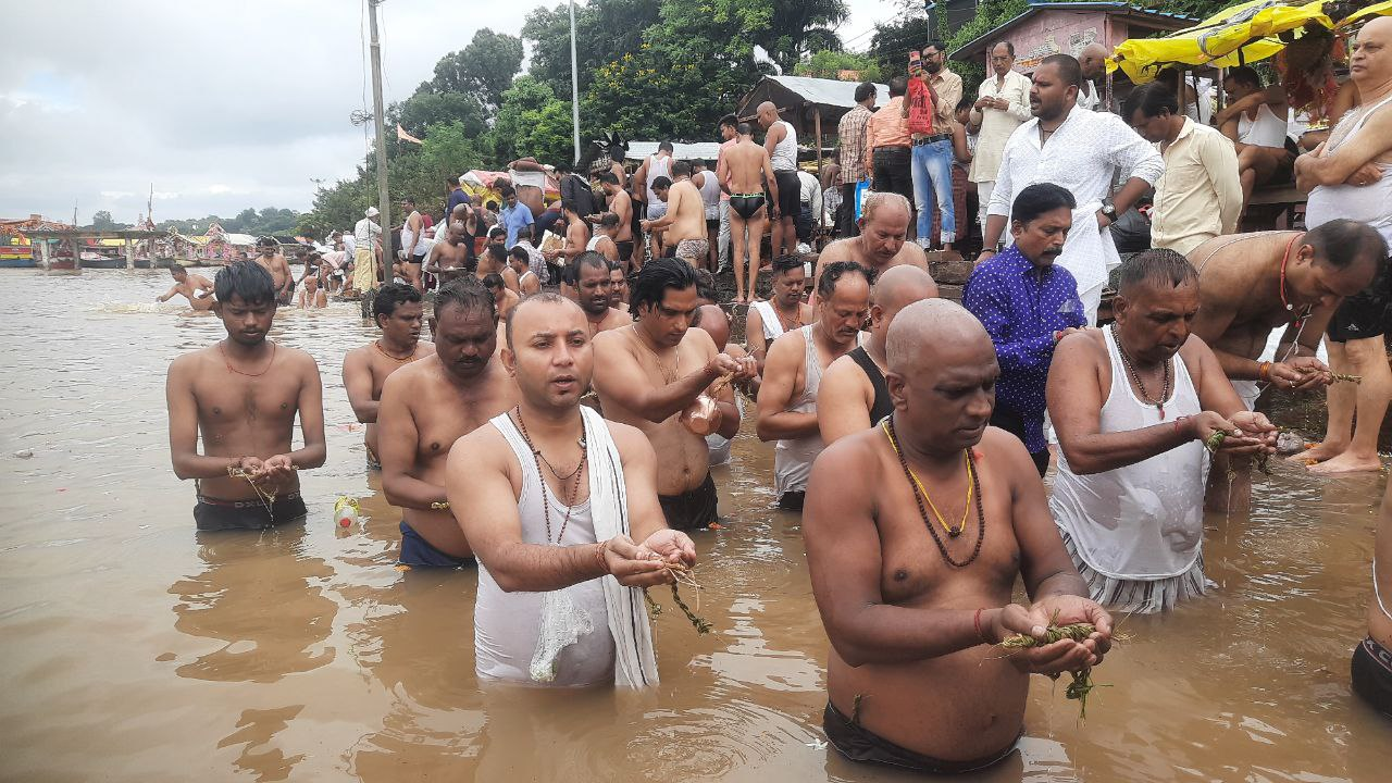 online tarpan-shraddha : शहर से दूर व विदेश में रह रहे लोग नर्मदा में करा रहे
ऑनलाइन तर्पण-श्राद्ध