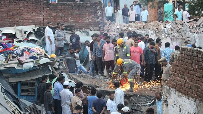 meerut building collapsed