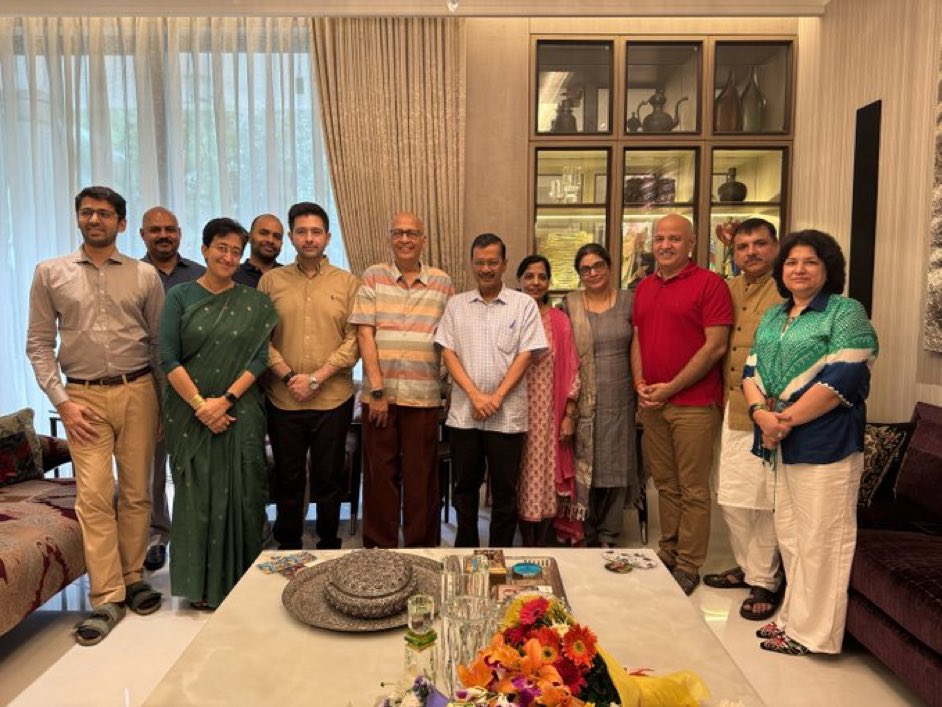 Atishi, Raghav Chadha, Manish Sisodia, Sanjay Singh and Many AAP Leaders With Arvind Kejriwal & Sunita Kejriwal 