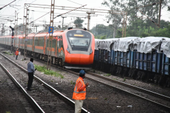 Indian Railway: खाली-खाली दौड़ रहा वंदे भारत, यात्रियों की संख्या घटने से रेलवे
को लगा झटका, लिया जा सकता है ये फैसला - image