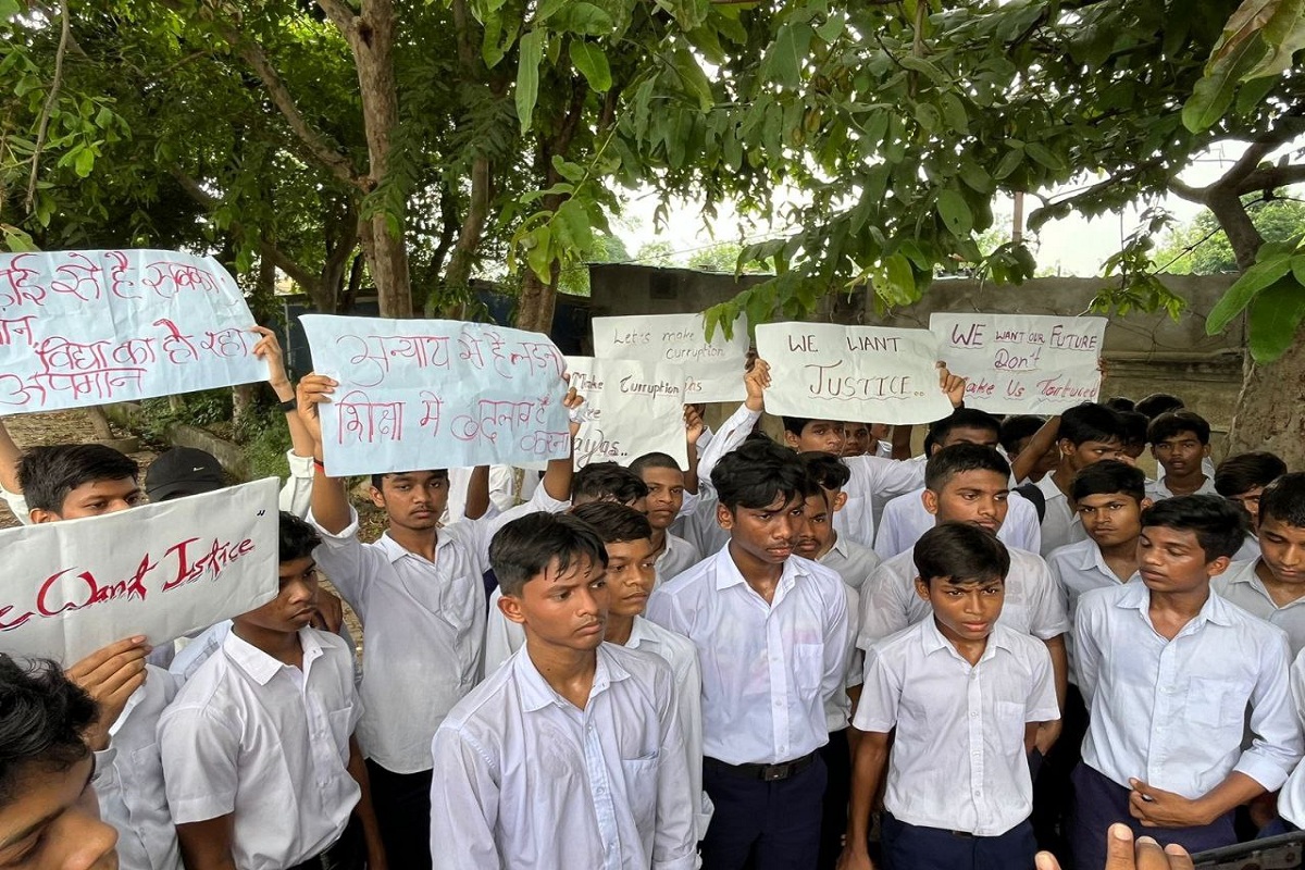 आक्रोशित छात्रों ने आज रैली निकाल कर सरकार से न्याय मांगा