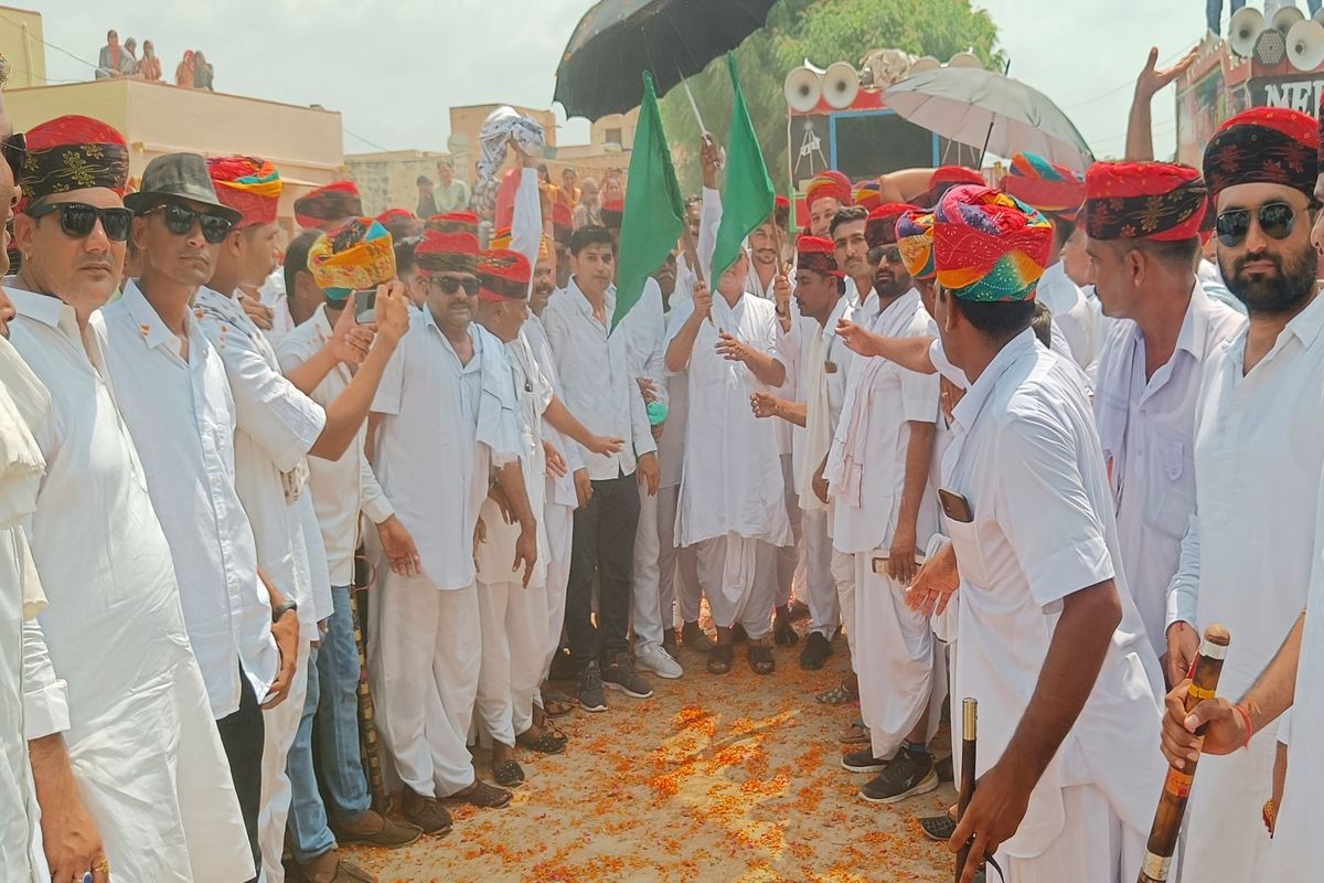 video–500 से अधिक पुरुष पारम्परिक वेशभूषा में पैदल पहुंचे खरनाल