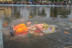 Ganesh visarjan 2024: महादेव घाट में गणेश प्रतिमाओं का विसर्जन जारी, देखें
तस्वीरें… - image