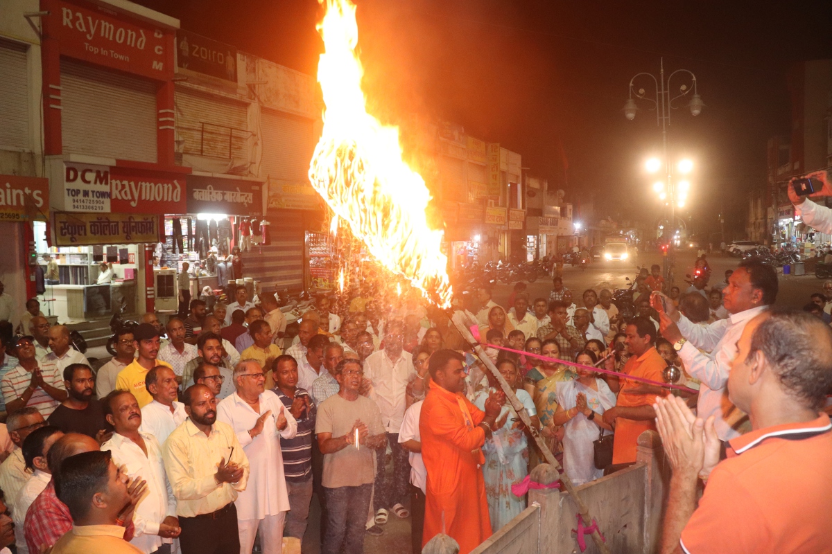 तिरुपति प्रसादम घटना का विरोध, मशाल जलाकर किया प्रदर्शन