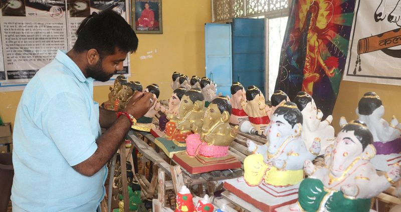 गोबर से गणपति की ईको फ्रेंडली प्रतिमा बनाते रक्षित त्रिवेदी।