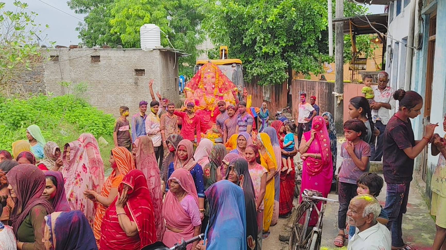 दिनभर निकाली शोभायात्रा, गणेश प्रतिमाओं का किया विसर्जन