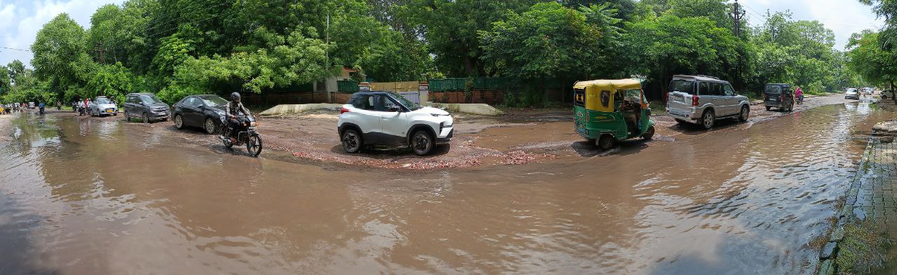 आम आदमी ही नहीं आला अफसरों के आवास वाली सड़कें भी खराब