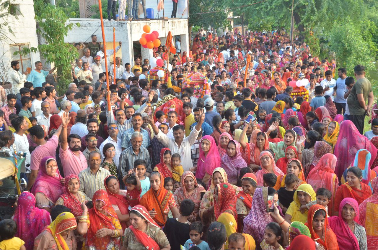 गाजे-बाजों से निकली रेवाड़ी, ठाकुरजी का किया अभिषेक