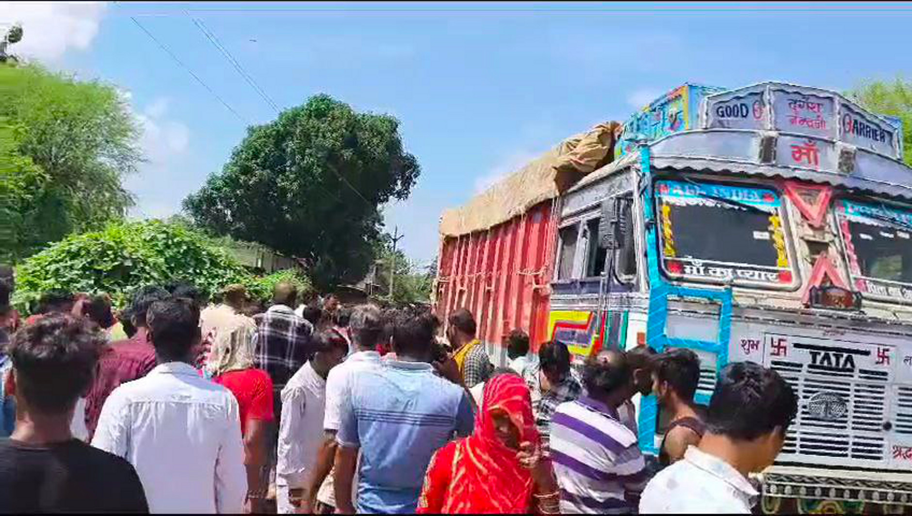 तेज रफ्तार ट्रक ने बाइक को मारी टक्कर, मां की मौत, मासूम बच्ची घायल