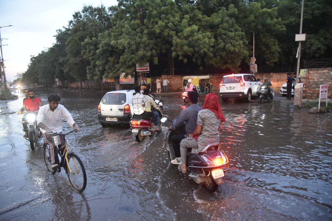 जोधपुर की यह सड़क बन गई ‘नदी’, हैरान रह गए लोग