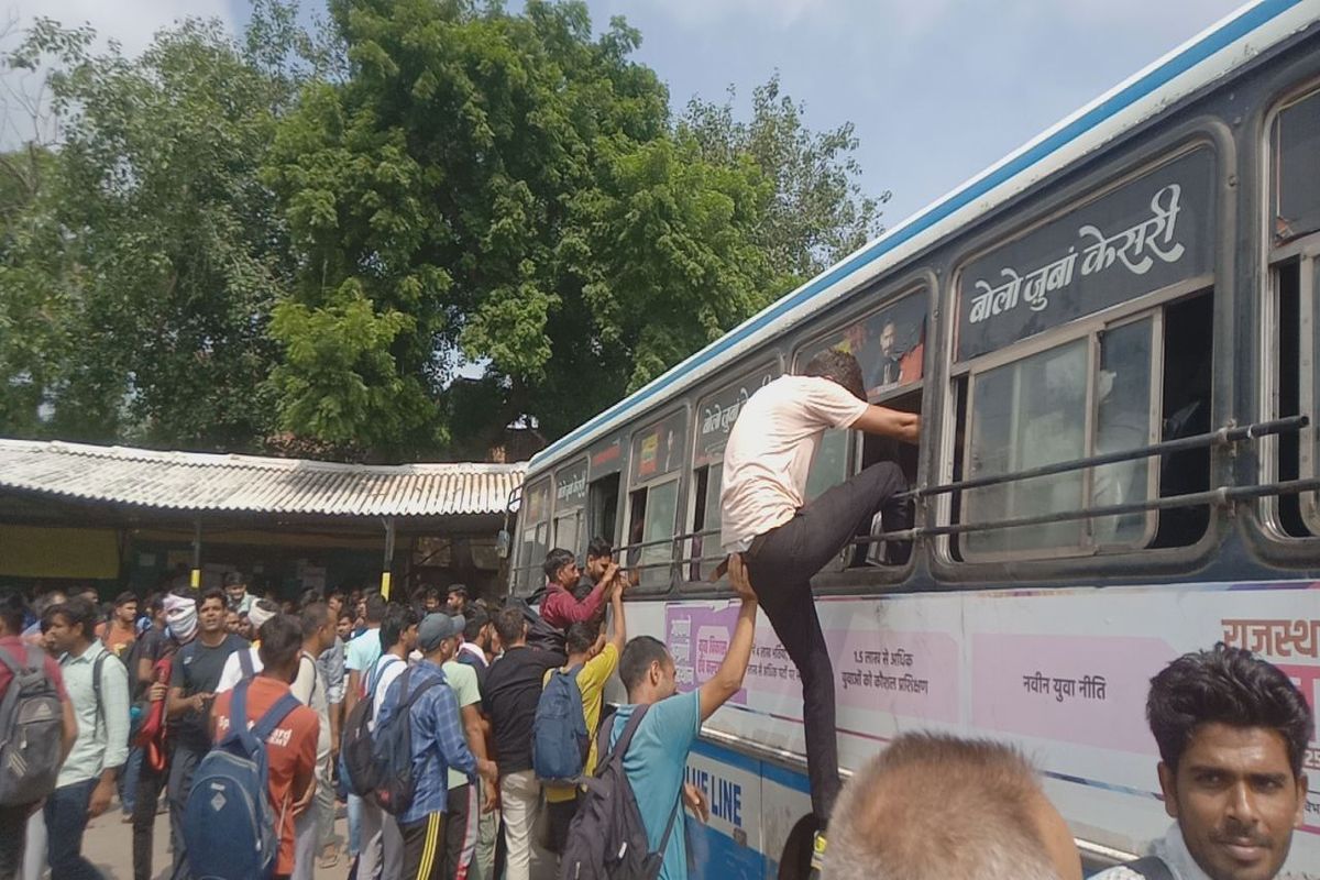CET EXAM 2024: बस स्टैंड पर भारी-भीड़… रोडवेज बस के अंदर खिड़कियों से घुसे परीक्षार्थी