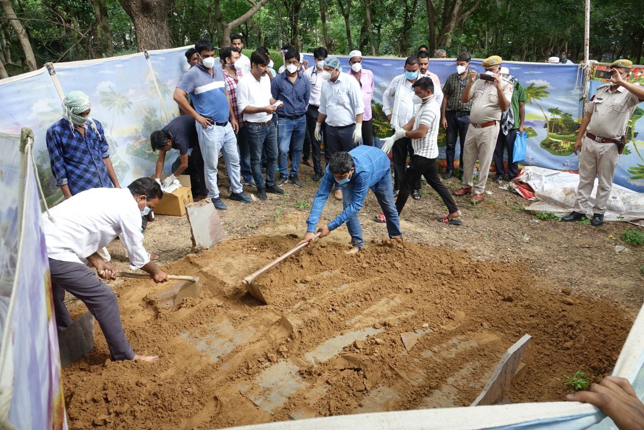 बेटियों की शिकायत पर पिता का कब्र से निकाला गया शव, भाई सहित अन्य परिजनों पर
लगाया हत्या का आरोप