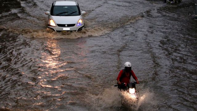 जयपुर में भारी बारिश के बाद सड़कें बनी दरिया