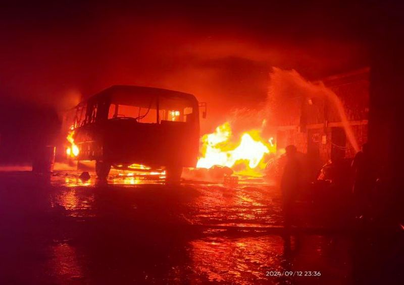शहर के रोडवेज बस स्टैंड के वर्कशॉप में गुरुवार देर रात अचानक आग लग गई। सूचना पर नगर परिषद की दो दमकलों ने आग पर तुरंत काबू पाया।