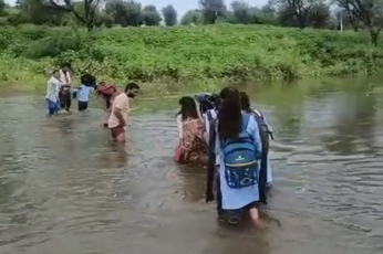 स्कूल जाने के लिए जान का जोखिम, हाथ थाम नदी पार करने को मजबूर छात्र…. देखें
वीडियो