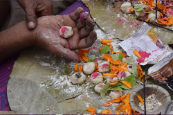 श्राद्ध के समय जरूर पढ़ें यह पितर चालीसा, नाराज पितृ हो जाएंगे प्रसन्न - image