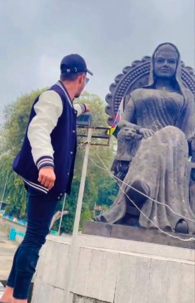 Video viral: Young man's obscene dance in front of the statue of Queen Kamalapati