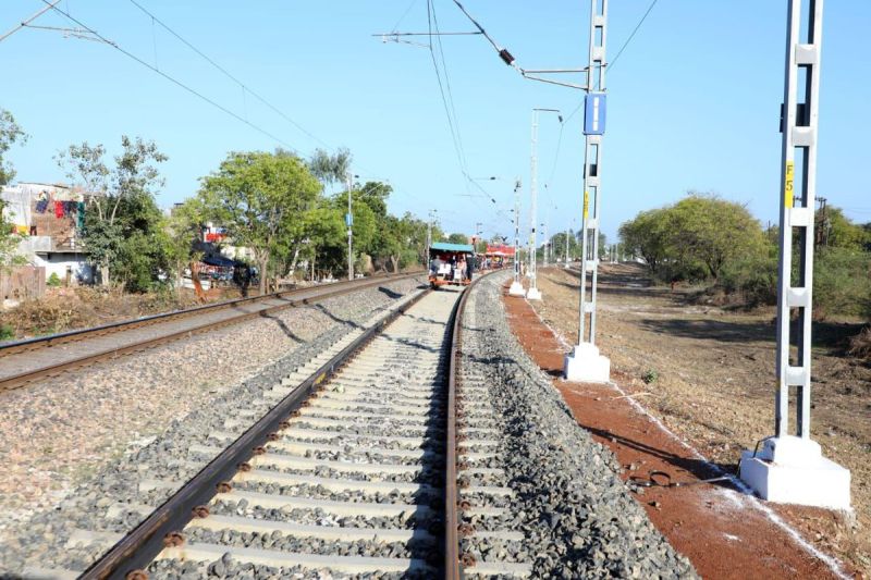 CG Crime: रेलवे ट्रैक में खून से लथपथ मिली युवक की लाश, हत्या कर फेंकने की आशंका