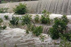 Heavy Rain: राजस्थान की इस नदी में 13 साल बाद आया पानी, दर्जनों एनिकटों पर चली
चादर - image