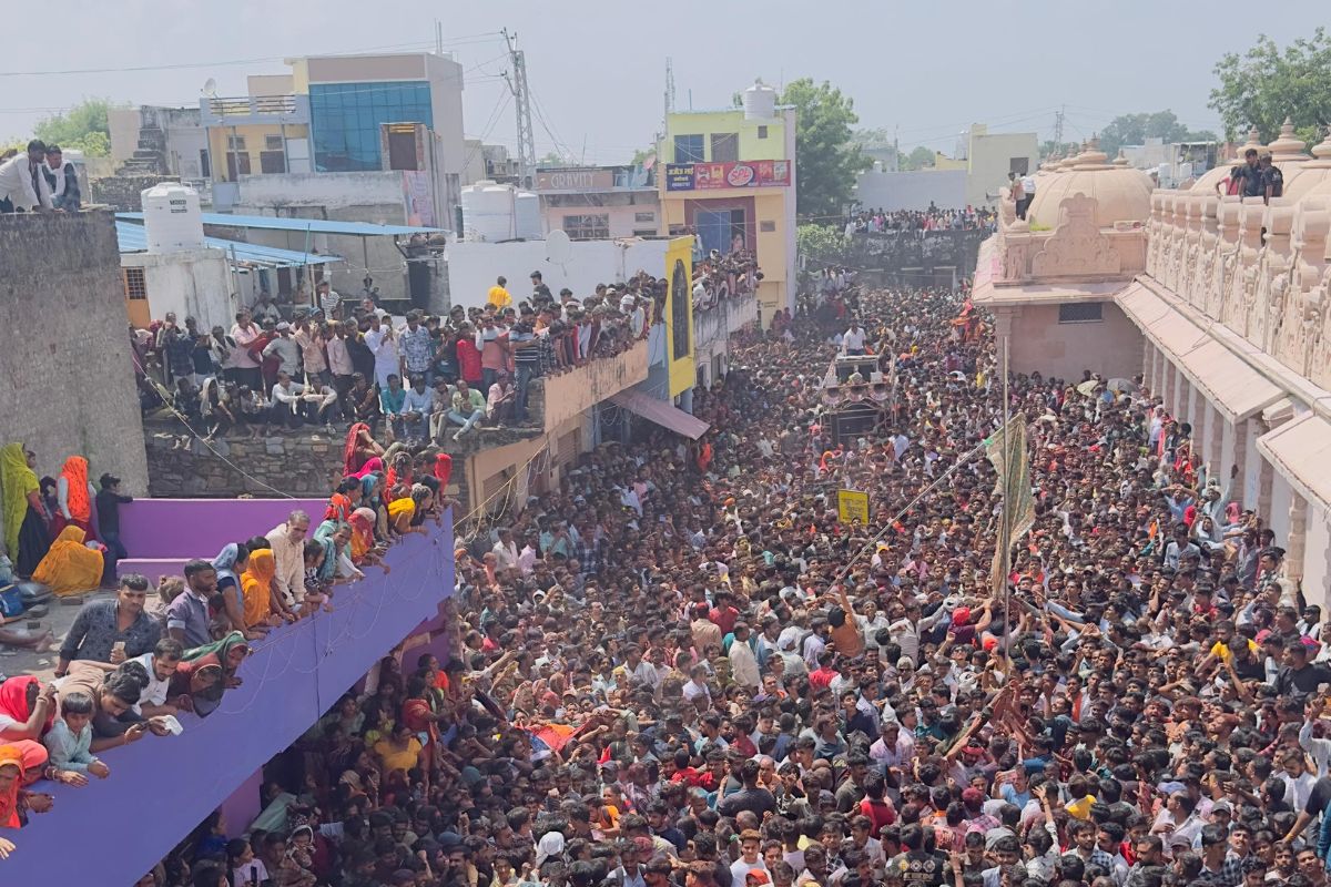 Video: सांवलिया सेठ रजत रथ पर सवार होकर नगर भ्रमण पर निकले, हेलिकॉप्टर से पुष्प
वर्षा; देखें मनोरम दृश्य