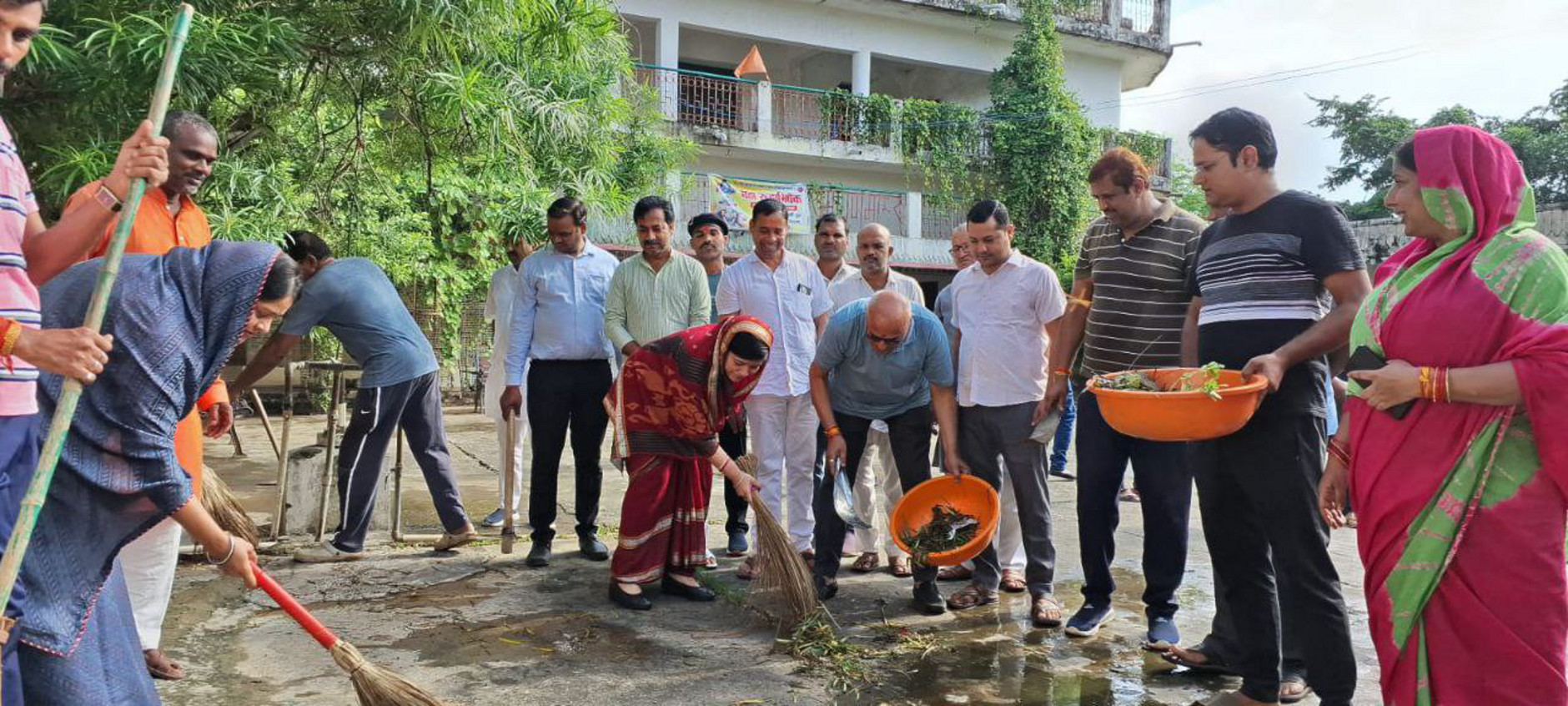 सांसद विधायक ने लगाई झाड़ू दिया, स्वच्छता का संदेश