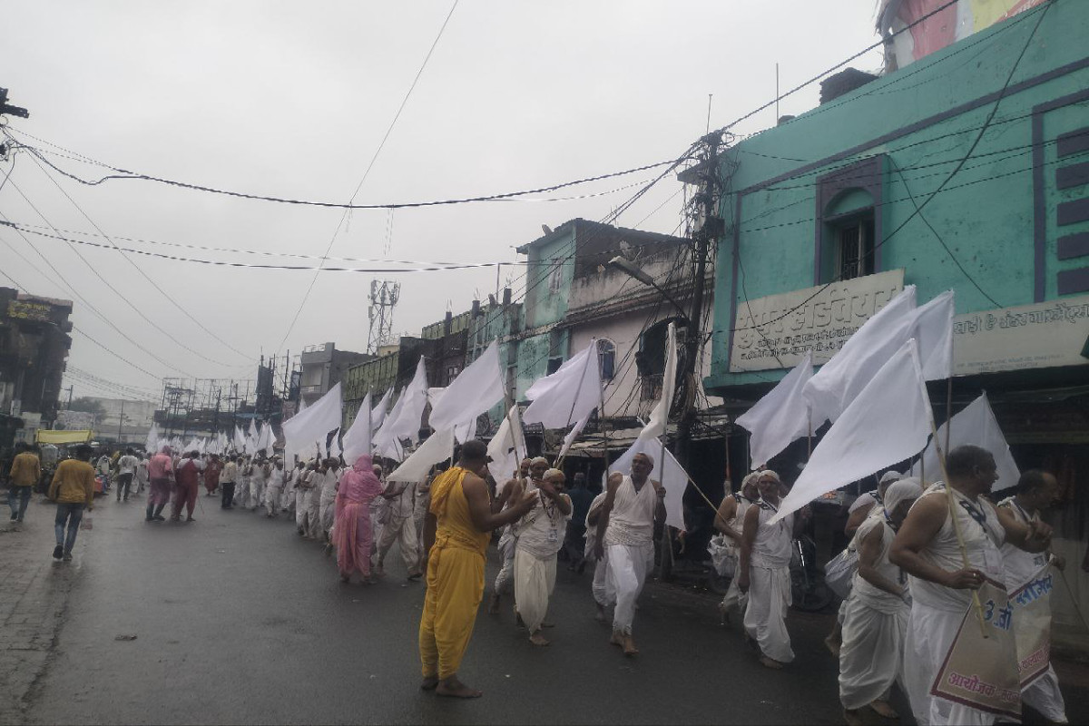 5 हजार शिवारार्थी हाथों में सफेद ध्वज लेकर निकले, शांति का दिया संदेश