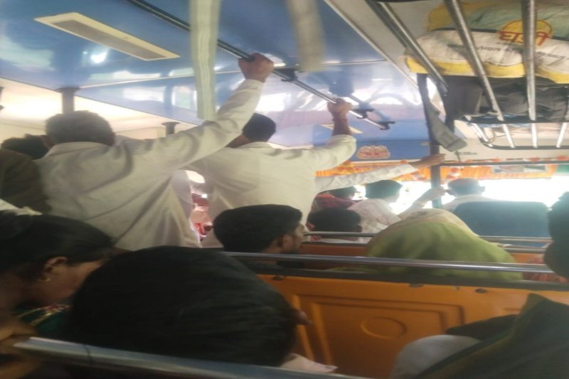 बस के अंदर सीटों से अधिक यात्री नहीं है पैनिक बटन।