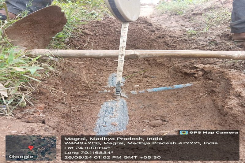 सवा तीन फीट की जगह महज सात इंच गहराई।