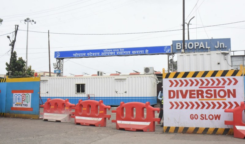 Barricading done in the middle of the road is becoming a cause of trouble for the people
