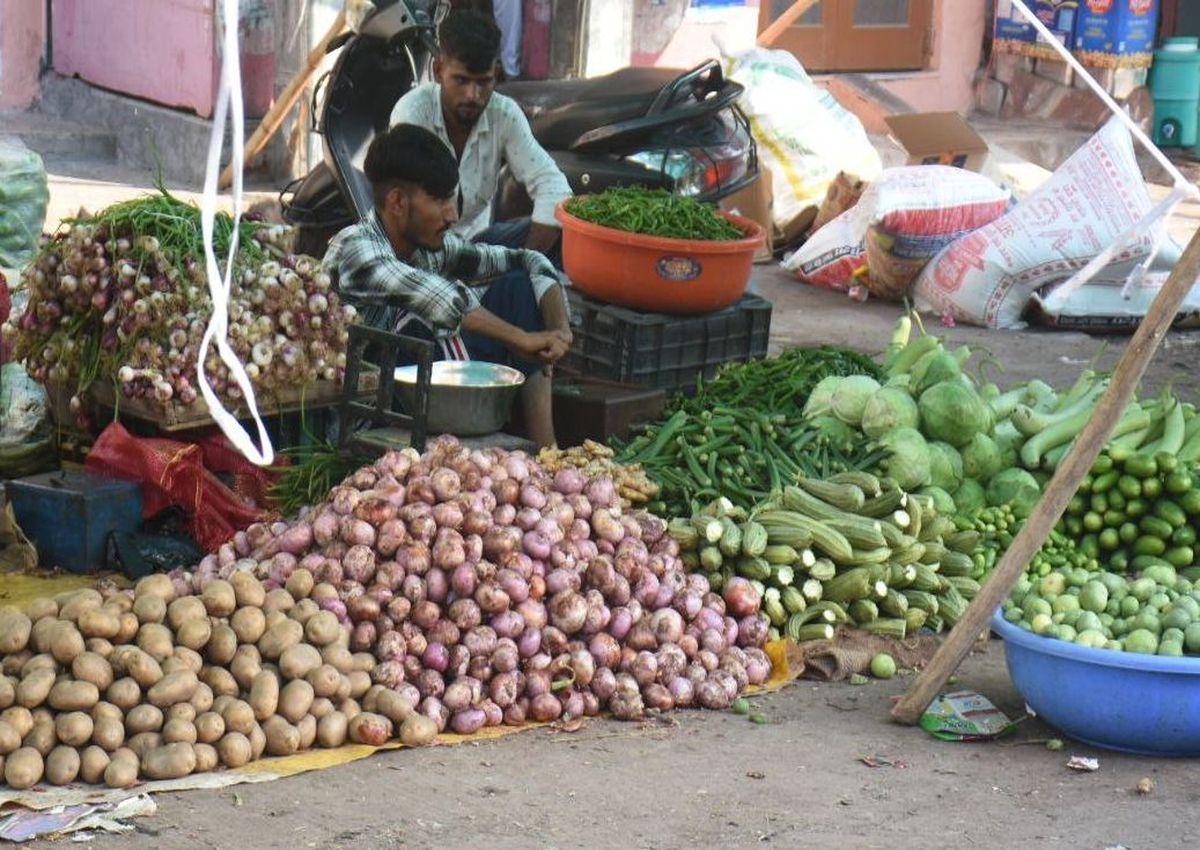 आंसू निकालता प्याज, दांत खट्टे कर रहा टमाटर, लहसुन 400 पार…रसोई कैसे संभले,
गृहणी कर रही विचार