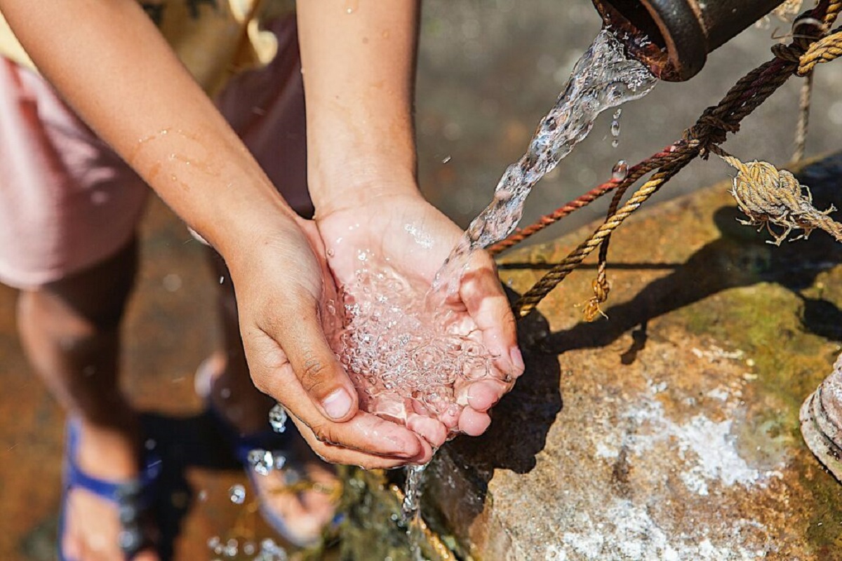 The amount of fluoride and nitrate in groundwater is high