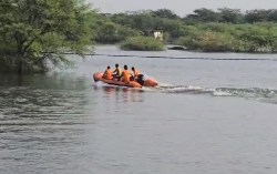 पत्नी से झगड़े के बाद तालाब में कूदा युवक, फिर खेत पर जाकर सोया, रातभर तलाशती
रही एसडीआरएफ - image