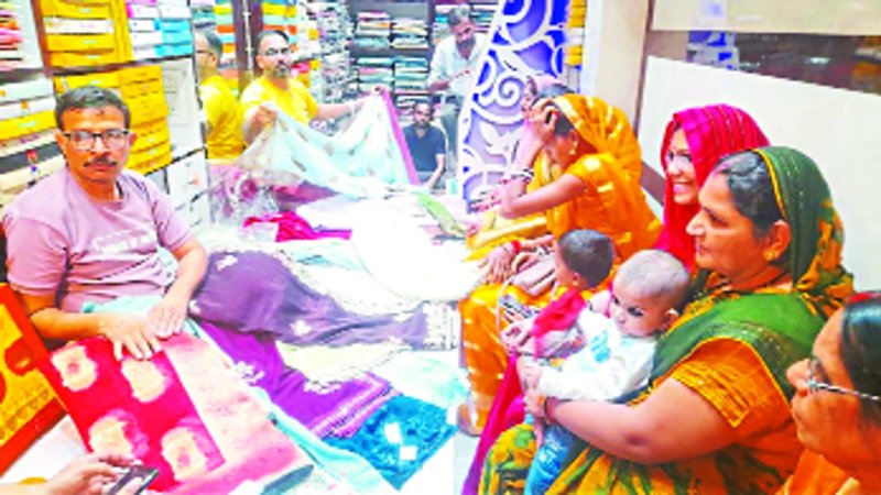 टीकमगढ़. साडिय़ों देखती हुई महिलाएं।