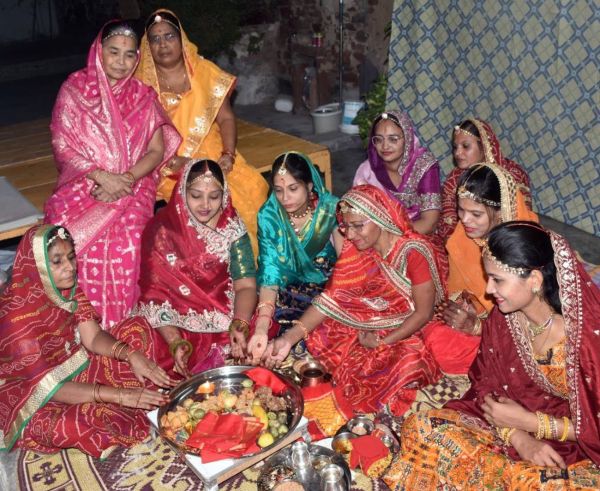 Festival of Karva Chauth: Worshiped by offering Arghya to the moon
Chauth Mata sought blessings for long life of married couple