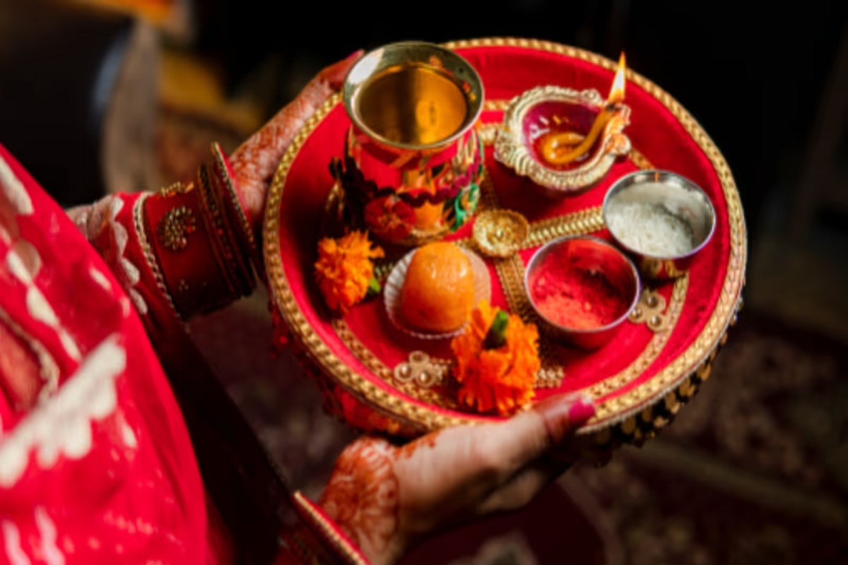 Karwa Chauth 2024: करवा चौथ पर सुहागिन महिलाएं इन नियमों का करें पालन, बन जाएंगी
पति की लाडली…