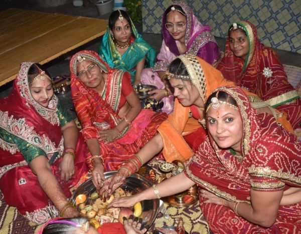 Festival of Karva Chauth: Worshiped by offering Arghya to the moon
Chauth Mata sought blessings for long life of married couple