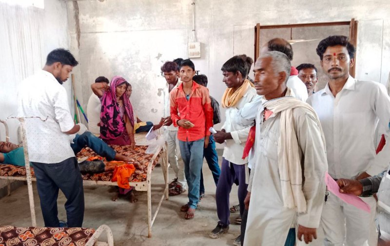 घायलों का इलाज कराते परिजन