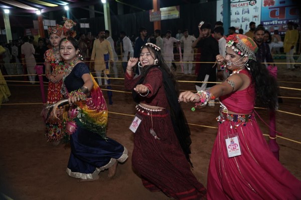 Garba 2024: People are doing Garba in these songs in Garba