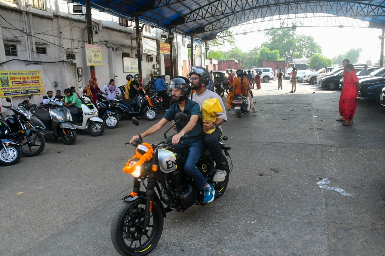 पुष्प नक्षत्र पर गाड़ियों की बंपर खरीदारी, देखें तस्वीरें