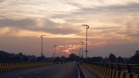 सागर. आसमान में छा रहे हल्के बादल। 