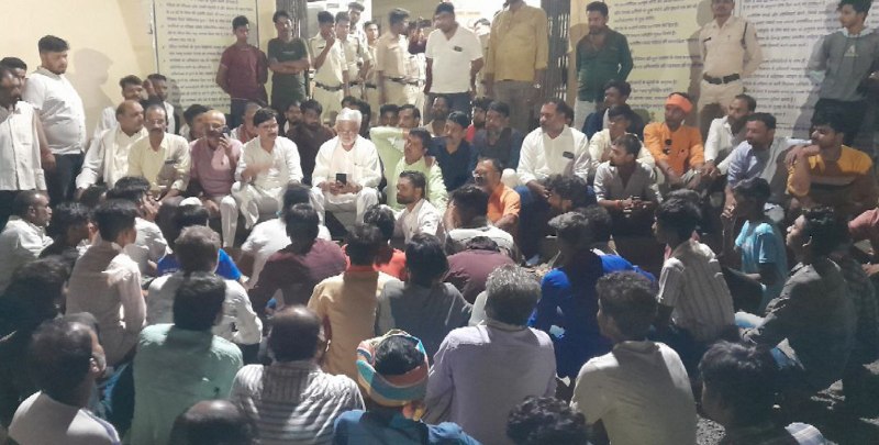 थाने के बाहर धरने पर बैठे देवरी विधायक