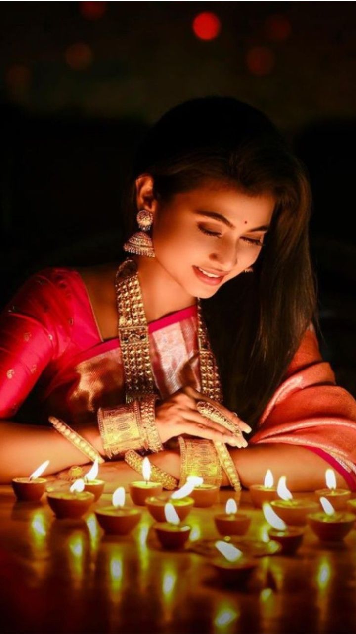 Diwali 2024: दिवाली से पहले घर से बाहर निकाल दें ये 7 चीजें, तभी मां लक्ष्मी चमकाएंगी भाग्य