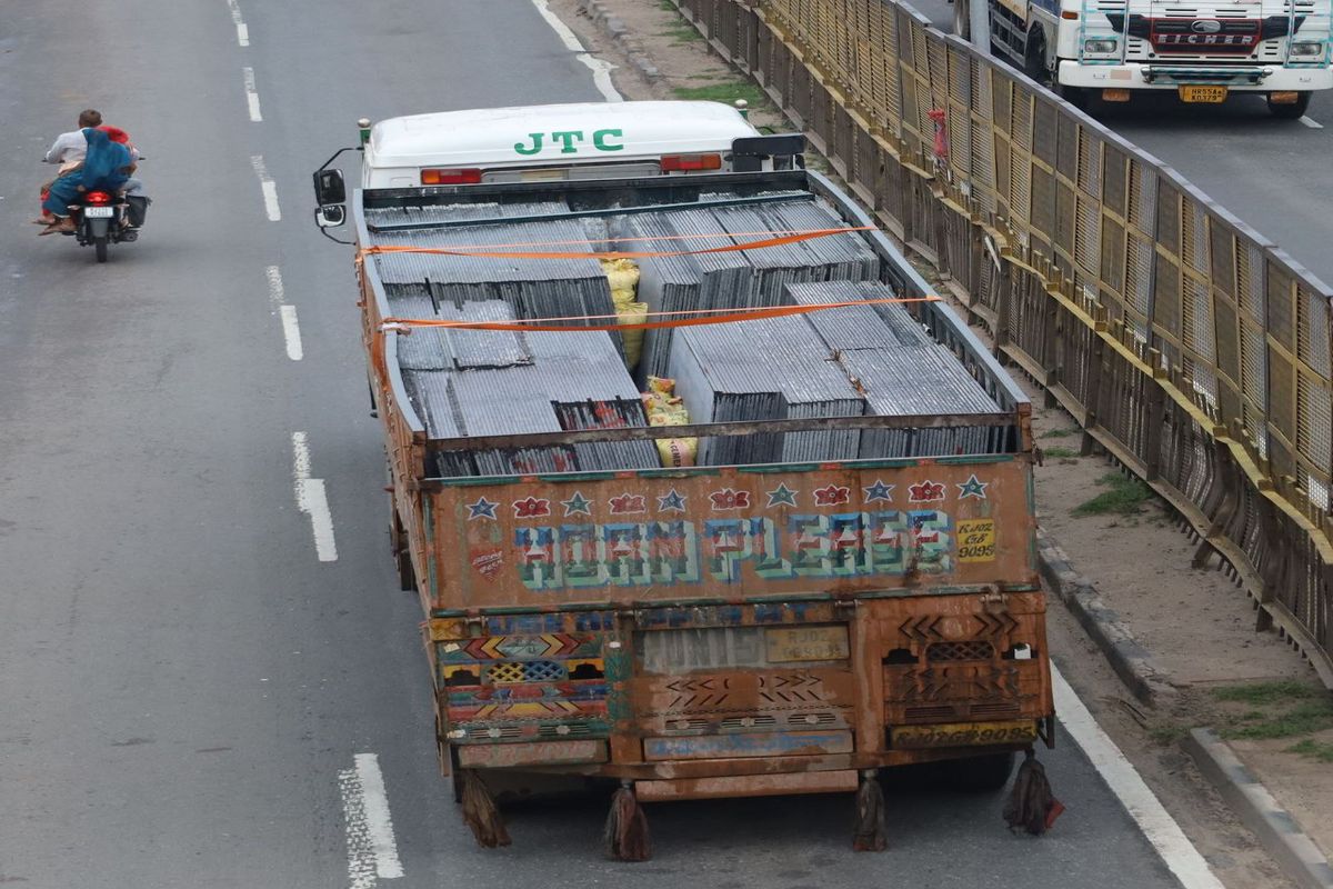 ‘मौत का दूत’ बन सडक़ों पर फर्राटा मार रहे ओवरलोड वाहन Overloaded vehicles speeding on the roads like 'messengers of death'