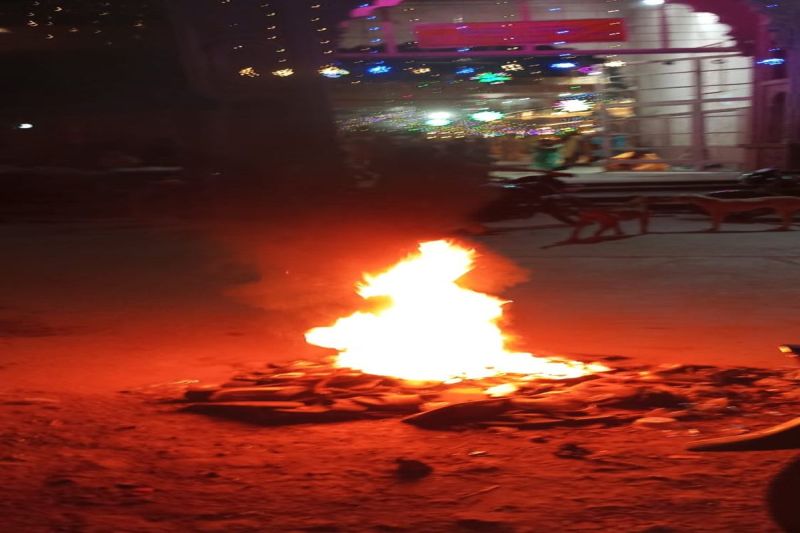 कचरा उठाने से बच रहे सफाई कर्मी, जला कर फैला रहे प्रदूषण Cleaning workers are avoiding picking up garbage, spreading pollution by burning it