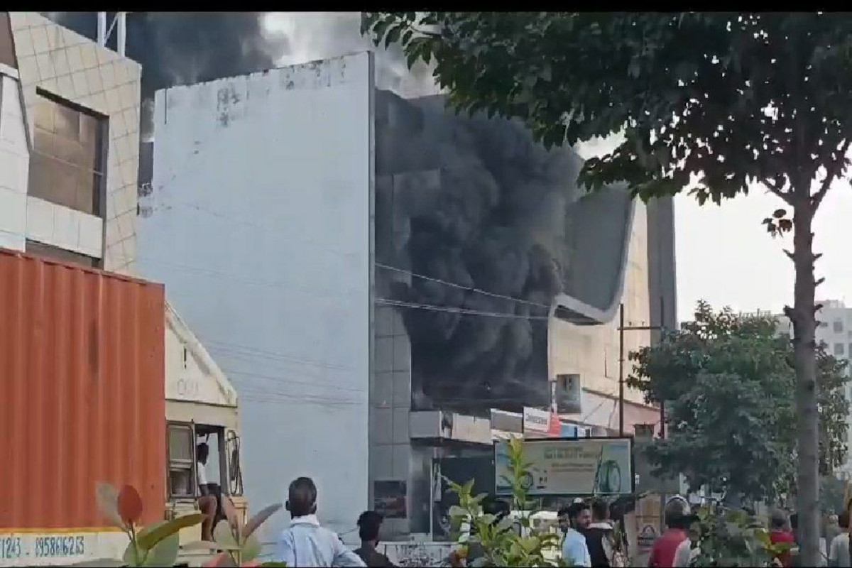 Video: इंदिरा नहर के पास 3 मंजिला इमारत में लगी भीषण आग, टायर शोरूम, जिम और सर्विस सेंटर चपेट में