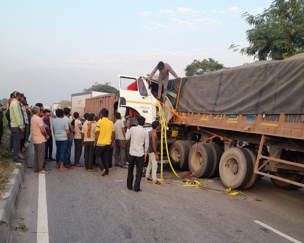 चालक को झपकी, ट्रोले से टकराया ट्रेलर, 8 किमी. लगा जाम