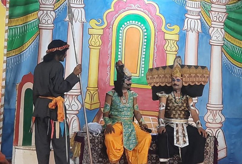 मंचन करते हुए कलाकार