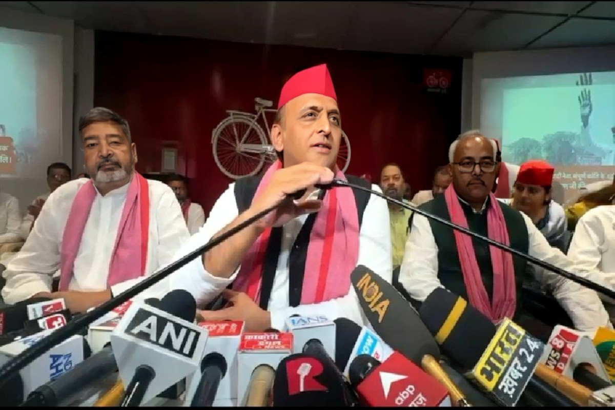 Video: Akhilesh Yadav का बड़ा हमला: लखीमपुर थप्पड़ कांड पर BJP को घेरा, JPNIC
विवाद में सरकार पर साधा निशाना