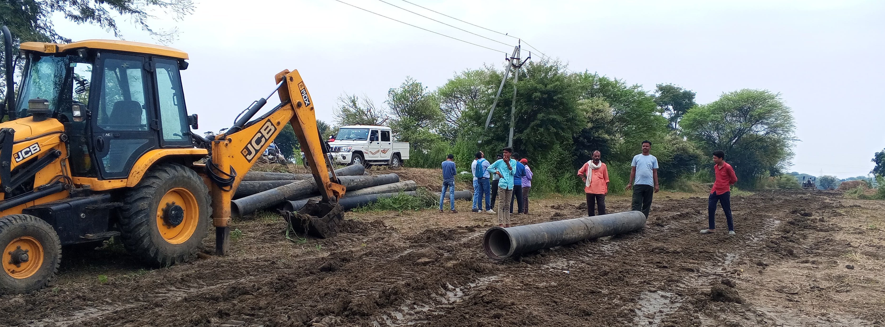 Pipelines were being laid in the fields without information, farmers stopped the work