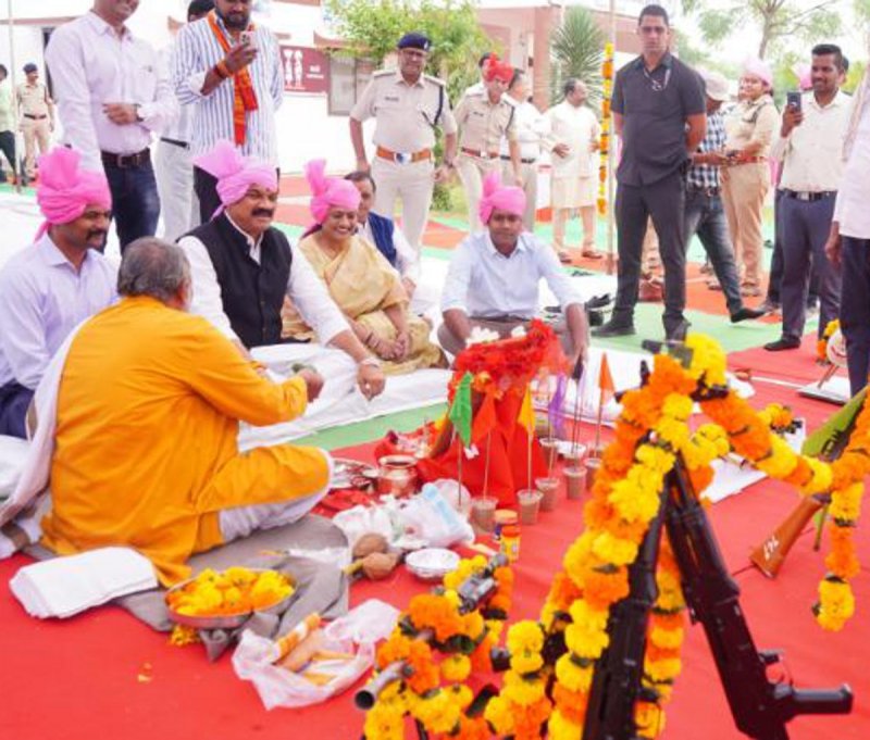 मंत्री, सांसद ने पुलिस लाइन में की शस्त्र पूजा